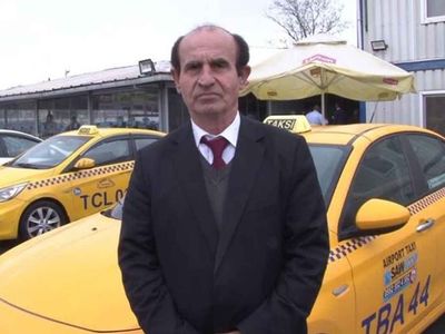 Taksi şoföründen örnek davranış: Merdivenlerden çıkamayan yaşlı kadını sırtında taşıdı!