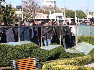 Taksicilerden İBB binasına taşlı saldırı: Polis iki kişiyi gözaltına aldı