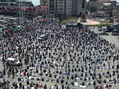 Taksim Camii'de İlk Ezan, İlk Namaz