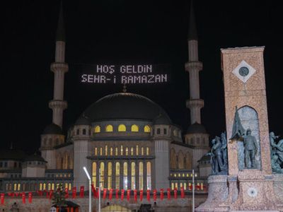 Taksim Camii’sinin İlk Ramazan Mahyası Asıldı