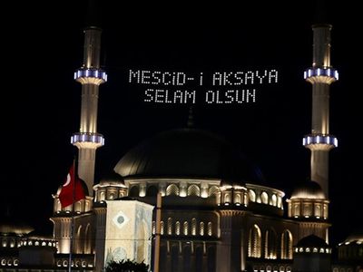Taksim Camisi’nden Filistin’e destek mahyası: Mescid-i Aksa’ya Selam Olsun