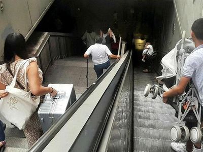 Taksim metrosunda yürüyen merdivenlerin çalışmaması yolculara zor anlar yaşattı! Vatandaşlar isyan etti!
