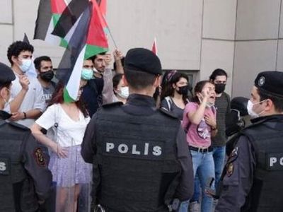 Taksim Meydanı'nda Polislerle Eylemciler Arasında Kavga: 15 Gözaltı