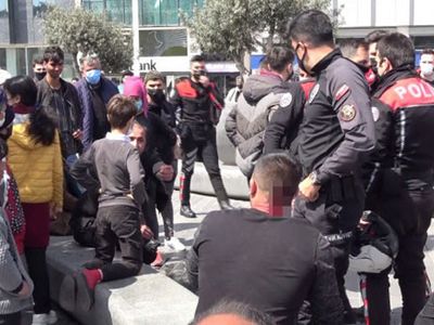 Taksim'de İranlı Turist İle Seyyar Satıcılar Arasında Arbede Yaşandı