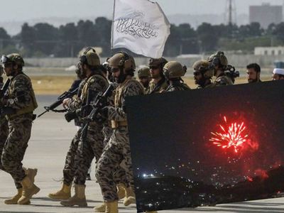 Taliban, ABD'nin Afganistan'dan çekilmesini Haret Şehrinde Bayraklarla Kutluyor