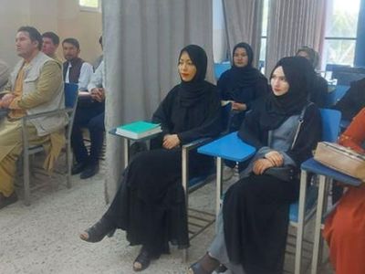 Taliban Kadın ve Erkek Öğrenciler Arasına Perde Çekti
