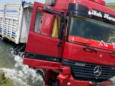 Tarsus ilçesinde yaşanan akılalmaz kazada tır sulama kanalına düştü!