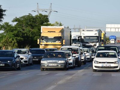 Tatilcilerin dönüş yolculuğu başladı: Bayram trafiği yolları kilitledi