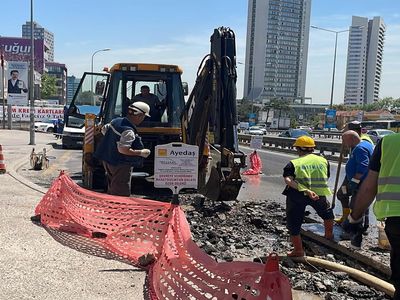 Kartal'da tazyikli su metrelerce yükseğe çıktı! Trafik felç oldu