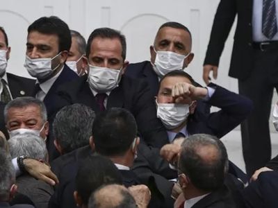 TBMM'de Bütçe Görüşmeleri Sırasında Çıkan Tartışma Yumruklu Kavgaya Dönüştü