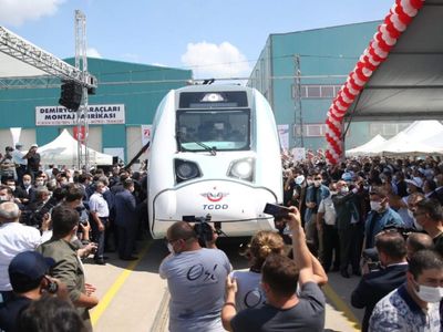 TCDD teslim aldı: İlk yerli elektrikli tren Sakarya Garı’na hareket etti