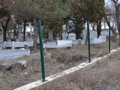 Tekirdağ'da bu da oldu: mezarlık demirlerini çaldılar!