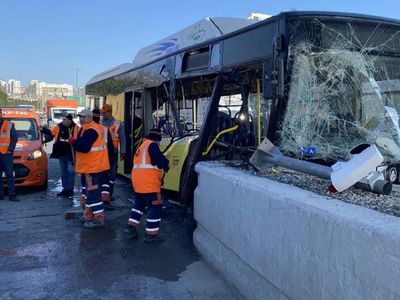 TEM Avcılar'da İETT otobüsü gişe betonlarına çarptı: Facianın eşiğinden dönüldü!