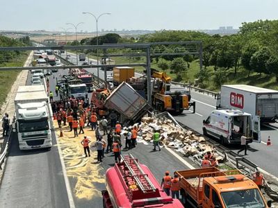 TEM Otoyolu'nda feci kaza: 2 kamyon birbirine girdi!