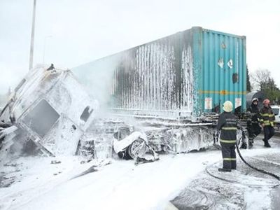 Tem Otoyolu’nda hem kaza hem yangın: İstanbul istikameti trafiğe kapandı!
