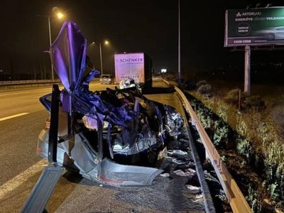 TEM Otoyolu’nda katliam gibi kaza: Otomobil TIR’a çarptı! 1 ölü, 2 yaralı