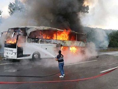 TEM otoyolunda yangın! Yolcu otobüsü cayır cayır yandı