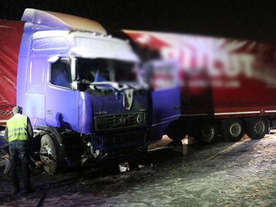TEM'de, Bariyerlere Çarpan Sürücü Aracın Ön Camından Yola Fırladı