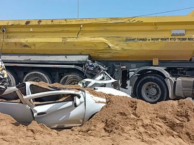 TEM'de Korkutan Kaza' Kum Yüklü Tır Otomobilin Üzerine Devrildi