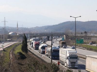 TEM'de Tır Devrildi, Trafik Kilitlendi