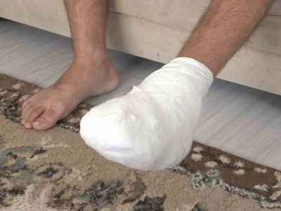 Temizlik personeli dehşet saçtı: Araca çarptı sonra sürücüyü ezdi
