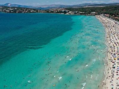 Termometrelerin 35 derece gösterdiği Çeşme'de plajlar doldu taştı!