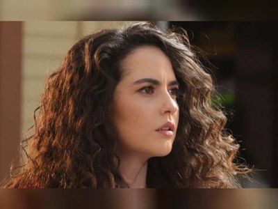 Teşkilat'ın Pınar'ı Ezgi Şenler derin yırtmaçlı kırmızı elbisesiyle hayran bıraktı