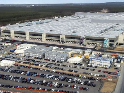 Tesla'nın patronu Elon Musk'tan flaş açıklama:  Berlin ve Teksas fabrikaları para yakıyor!