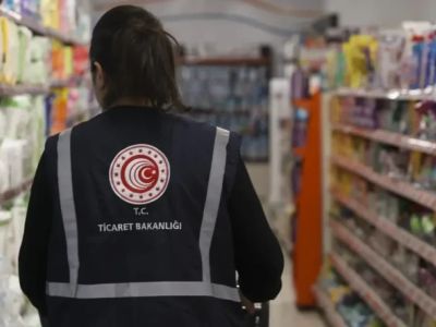 Ticaret Bakanlığı’ndan iki ürüne yasak: Çocuk sweatshirt’ü boğulma riski taşıyor, plastik masa çöktü!
