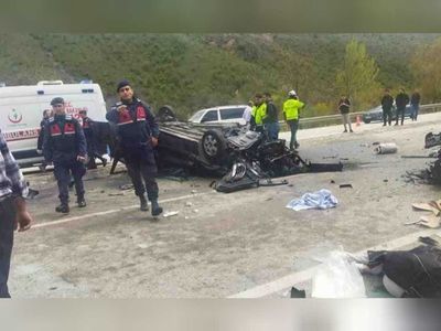 Ticari araç ile minibüs çarpıştı! Çok sayıda ölü ve yaralı var