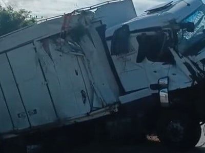 Tır bariyerlere çarpıp devrildi: sürücü yaralandı