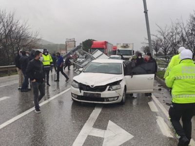 Tır Damperinin Çarptığı Tabelalar Otomobil Üzerine Düştü