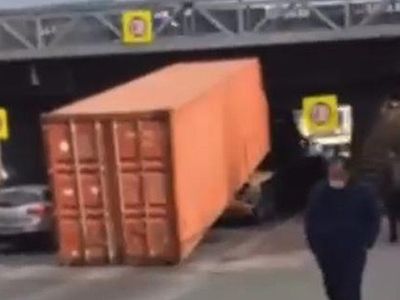 TIR Köprüye Çarptı!