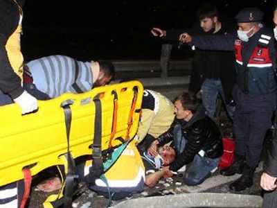 TIR Şarampole Devrildi: 1'i Ağır 2 Kişi Yaralandı