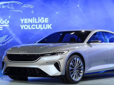 Togg’un yeni modeli sahneye çıktı: T10S sedan aracı büyük ilgi gördü