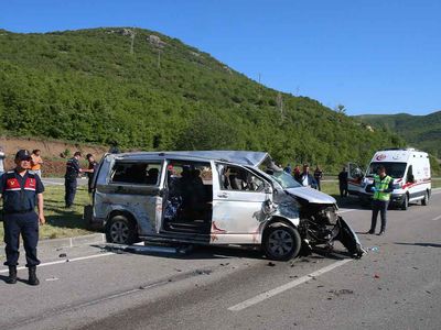 Tokat'ta feci kaza: Minibüs ile otomobilin çarpışması sonucu 2 kişi öldü, 12 kişi yaralandı!