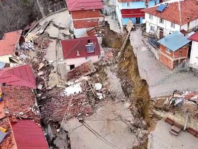 Tokat’ta heyelanlar köyü ikiye böldü: Felaketin boyutu havadan görüntülendi