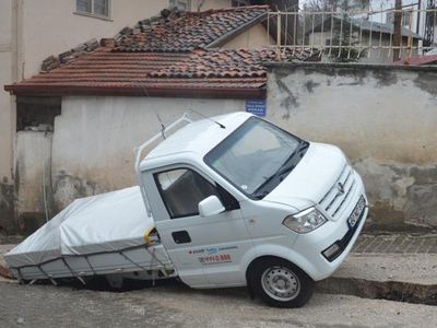 Tokat’ta Kamyonet Çukura Düştü