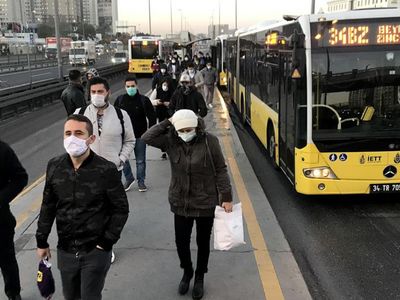 Toplu taşımada artık maskeler atılıyor! Bakan Koca sinyali verdi