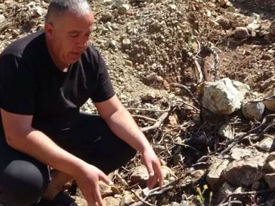 Toprağa gömülü halde bulunan 20 yıllık cüzdanın sahibi öyle bir isim çıktı ki herkes şaşkına döndü