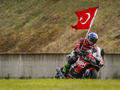 Toprak Razgatlıoğlu'ndan Üst Üste 10 Galibiyet! Zafer Şovları Göz Dolduruyor