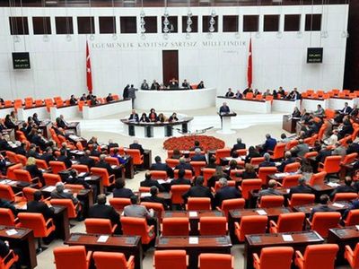 Torba yasada son dakika gelişmesi: Yurt dışı çıkış harcına yüzde 100 zam iptal edildi
