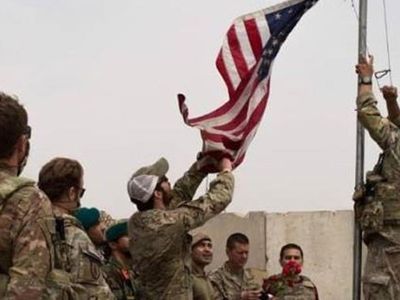 Törende Unutulmaz An! ABD Bayrağı İndirilip Afganistan Bayrağı Göndere Çekildi