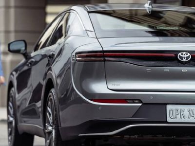 Toyoto'dan Honda Civic'i bitirecek model geliyor: Toyoto Crown'un fiyatı ve özellikleri