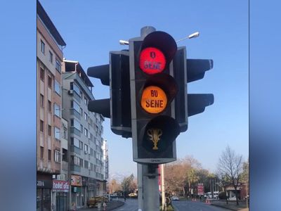 Trabzon'da belediye otobüsüne binen yolcular kartlarını okutunca o sene bu sene anonsu duyuyor. İşte ortaya çıkan ilginç görüntüler