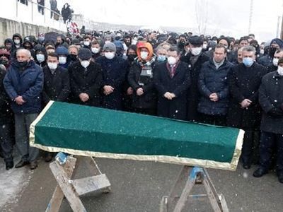Trabzonlu Ünlü Müzisyen Sait Uçar'ın Cenazesinde Büyük İhmal! Tabutun Konulduğu Tahta Sehpa Tepki Çekti