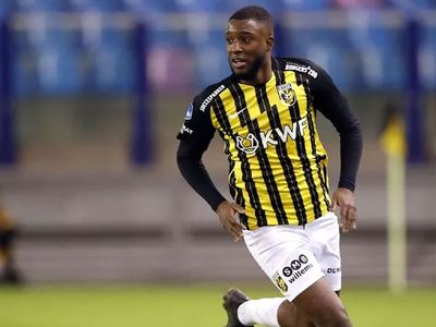 Trabzonspor Bazoer’i mi transfer edecek? Trabzonspor savunmaya takviye olarak Riechedly Bazoer’i düşünüyor