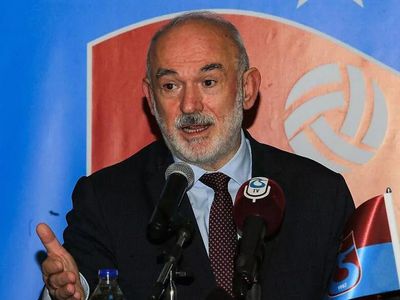 Trabzonspor Divan Başkanlık Kurulu Başkanı Ali Sürmen, Fenerbahçe Başkanı Ali Koç'un akıl dışı konuşmalar yaptığını söyledi