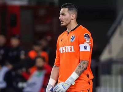 Trabzonspor kaptanı Uğurcan Çakır, Kayserispor taraftarlarının attığı yabancı maddelere çok sinirlendi! Taraftarlarından bu yapılanı unutmamalarını istedi