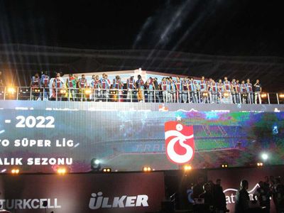 Trabzonspor şampiyonluk kupasını görkemli bir törenle aldı